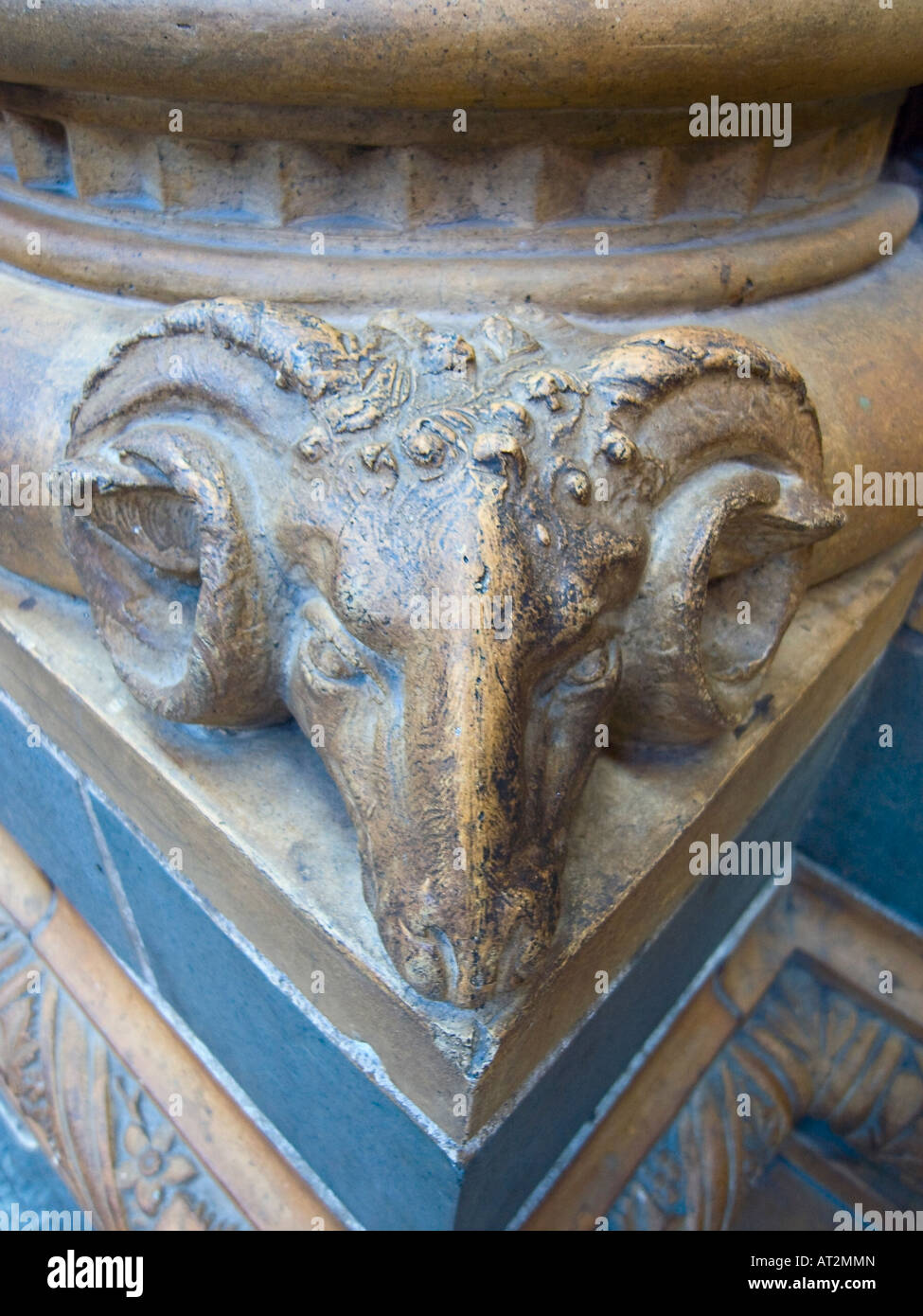 Tête De Ram sculptée au bleu de cobalt et en terre cuite à la base de la colonne de Central Hall, Waterhouse Building, Natural History Museum, Londres Banque D'Images