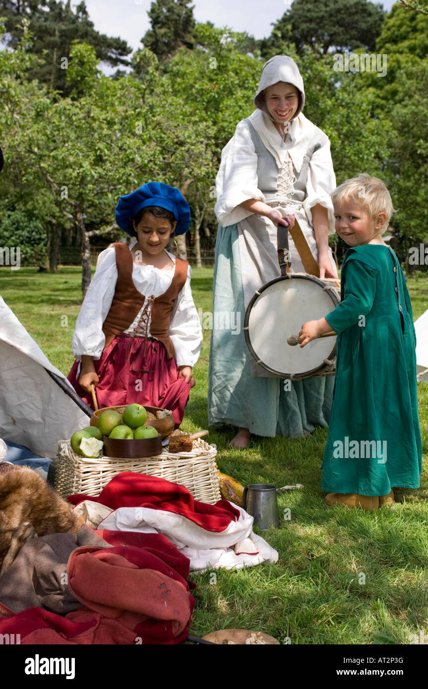 17e siècle Camp site vivant pour les femmes et enfants joué par hogan-vexel guerre civile anglaise de reconstitution historique Banque D'Images