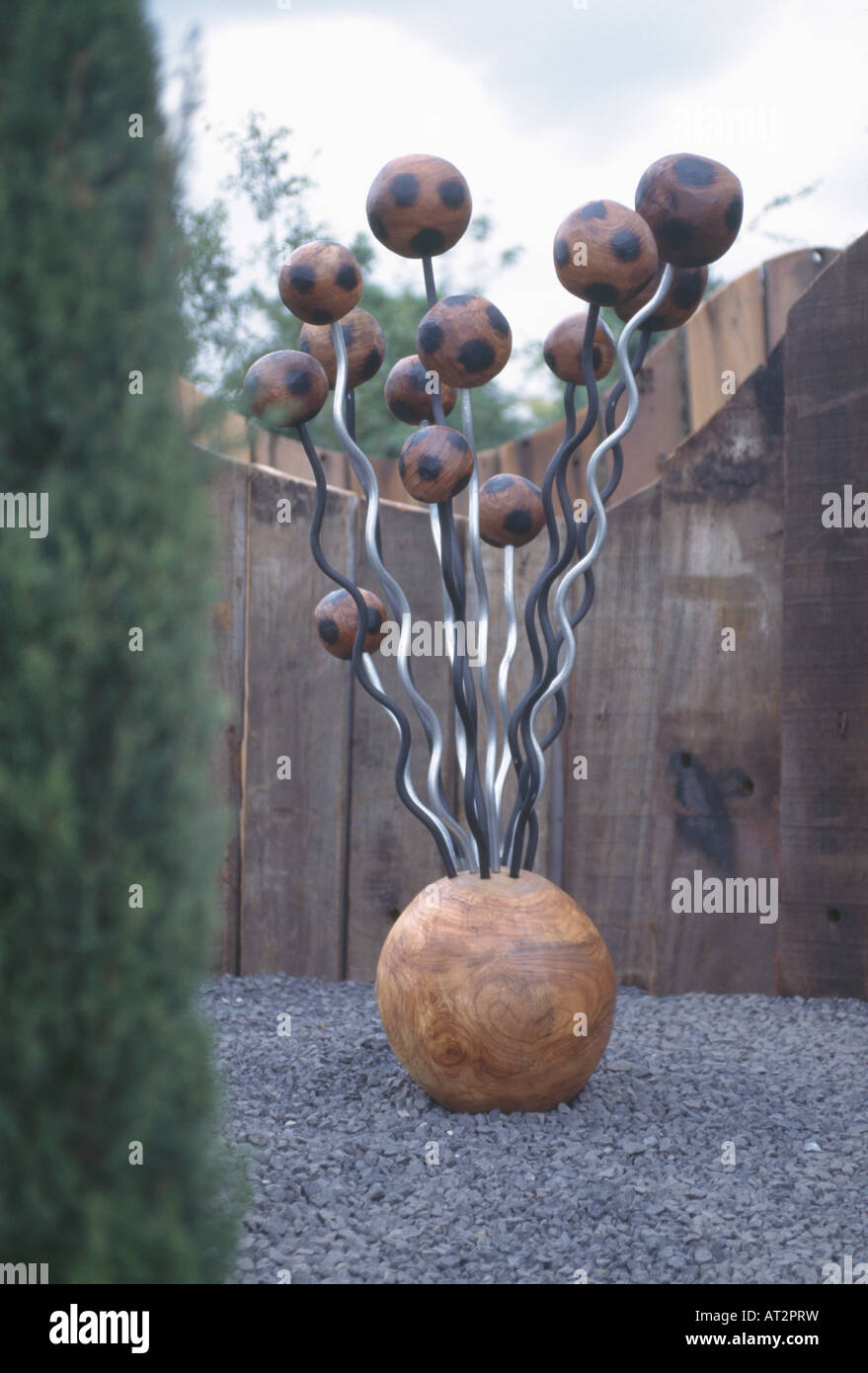 La sculpture moderne en métal et en bois ondulé de boules dans le jardin de  ville Photo Stock - Alamy