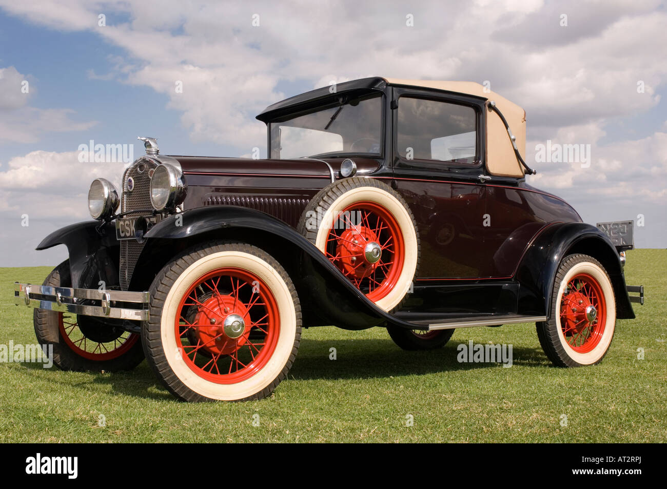 Un classique modèle américain une Ford Motor car sur l'herbe au soleil Banque D'Images