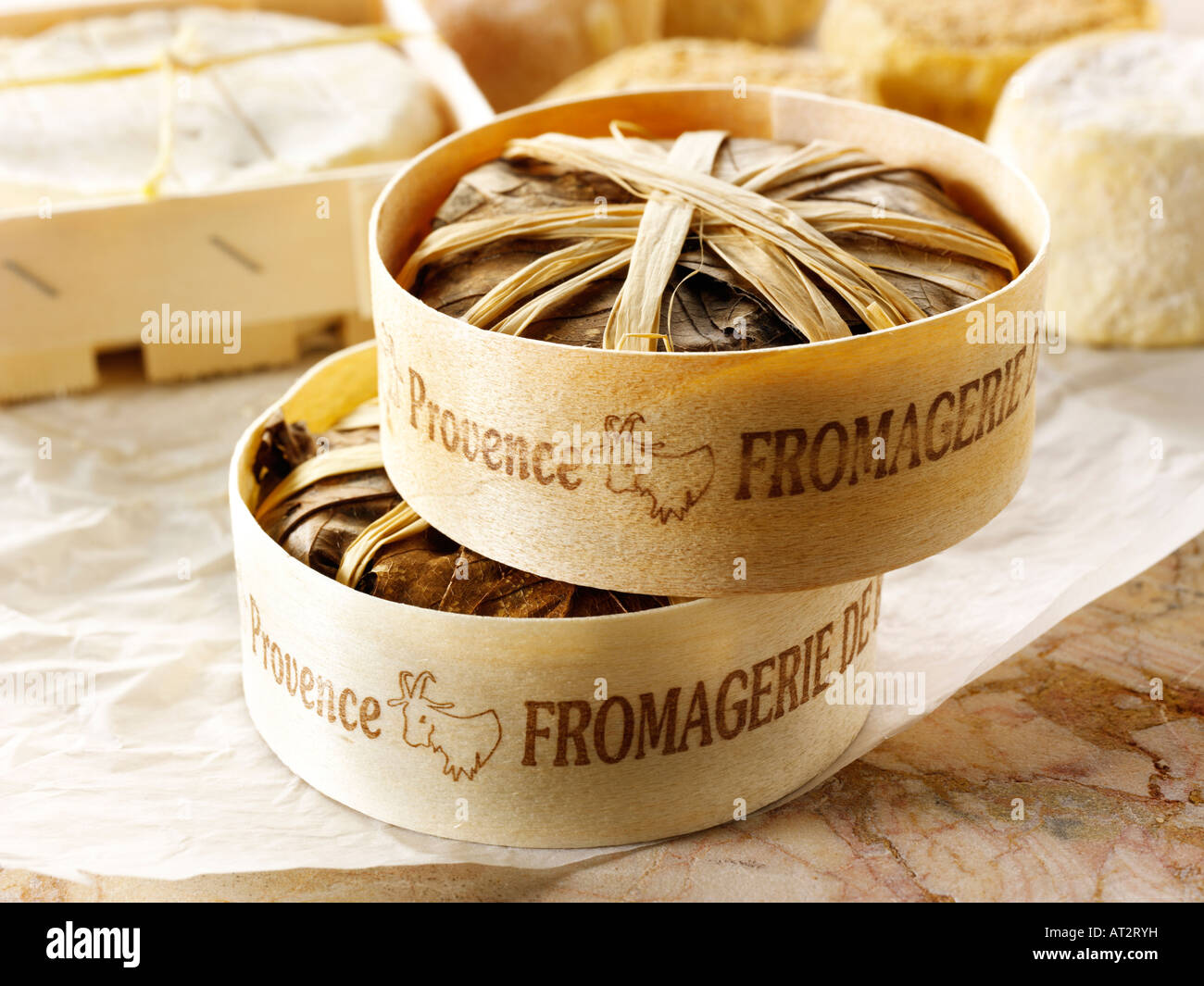 Bannon français fromage de chèvre mou de la Provence dans les feuilles dans une fromagerie. Banque D'Images