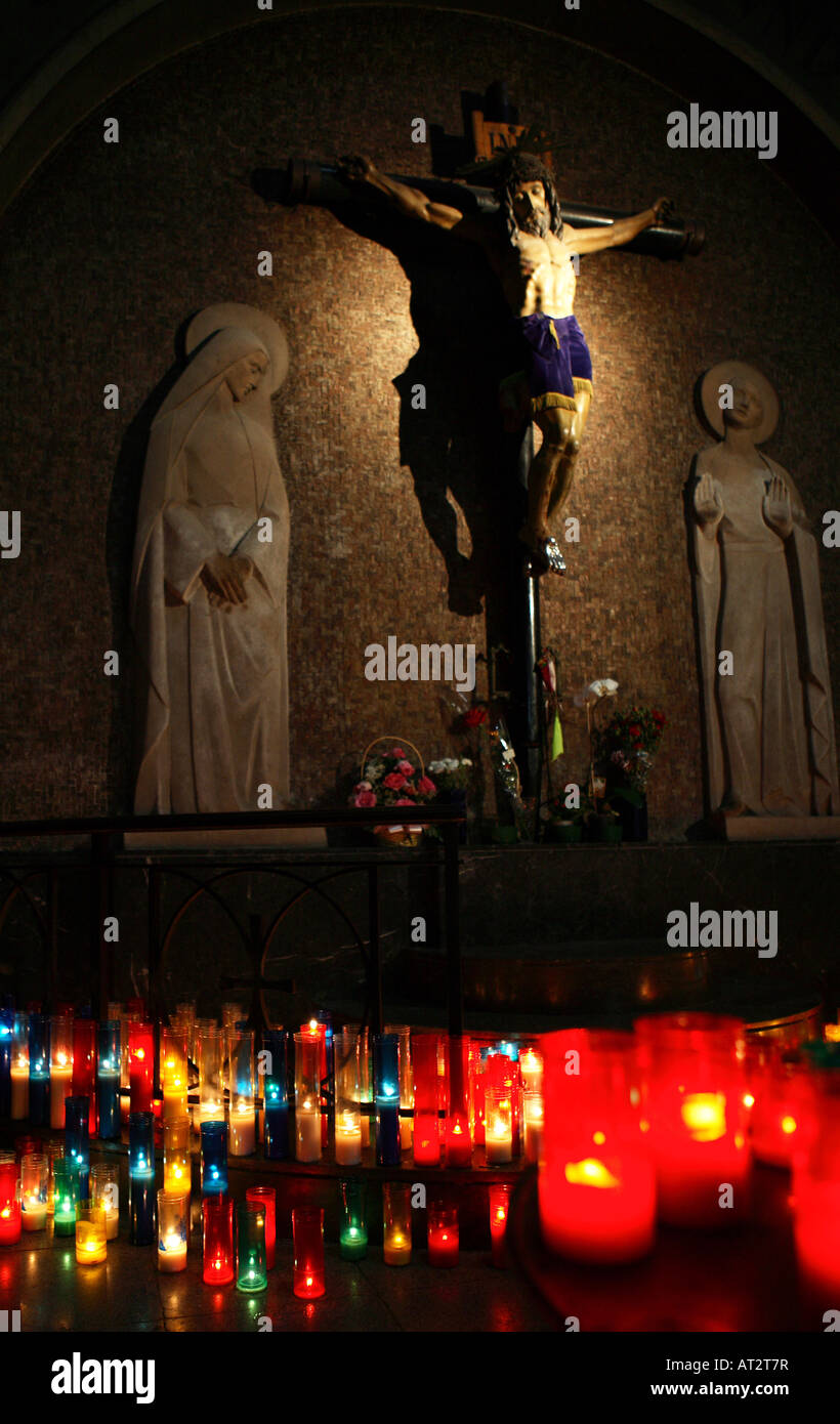 Brûler des chandelles sous le Christ à l'intérieur de l'église de Betlem Esglesia Ramblas Barcelone Espagne Banque D'Images