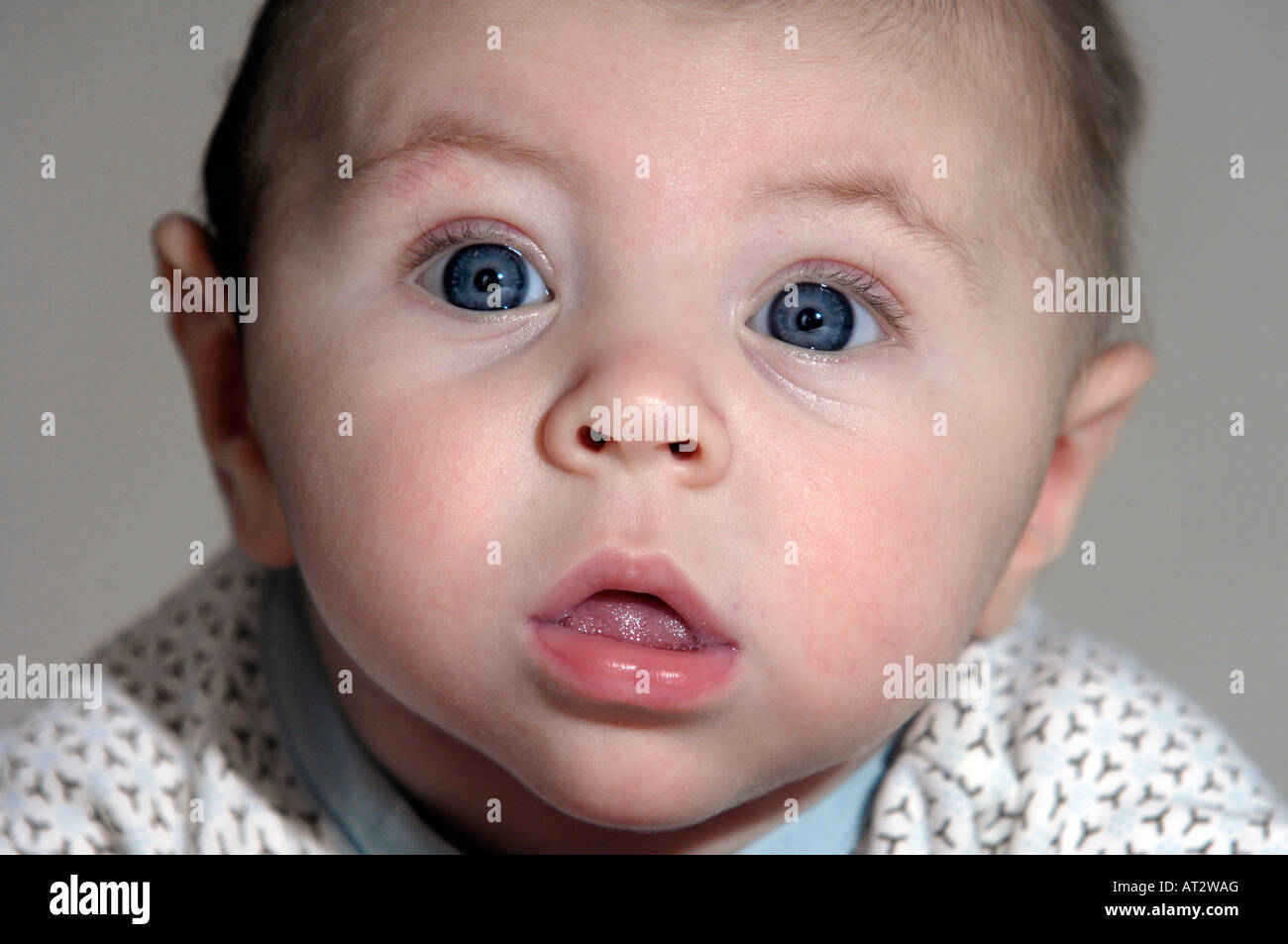 3 Mois Bebe Garcon De Race Blanche Aux Yeux Bleus Faisant Face Stupide Photo Stock Alamy