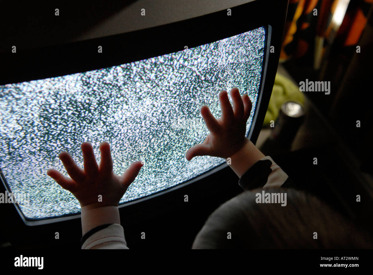 Petit enfant jouant avec plat statique Banque D'Images