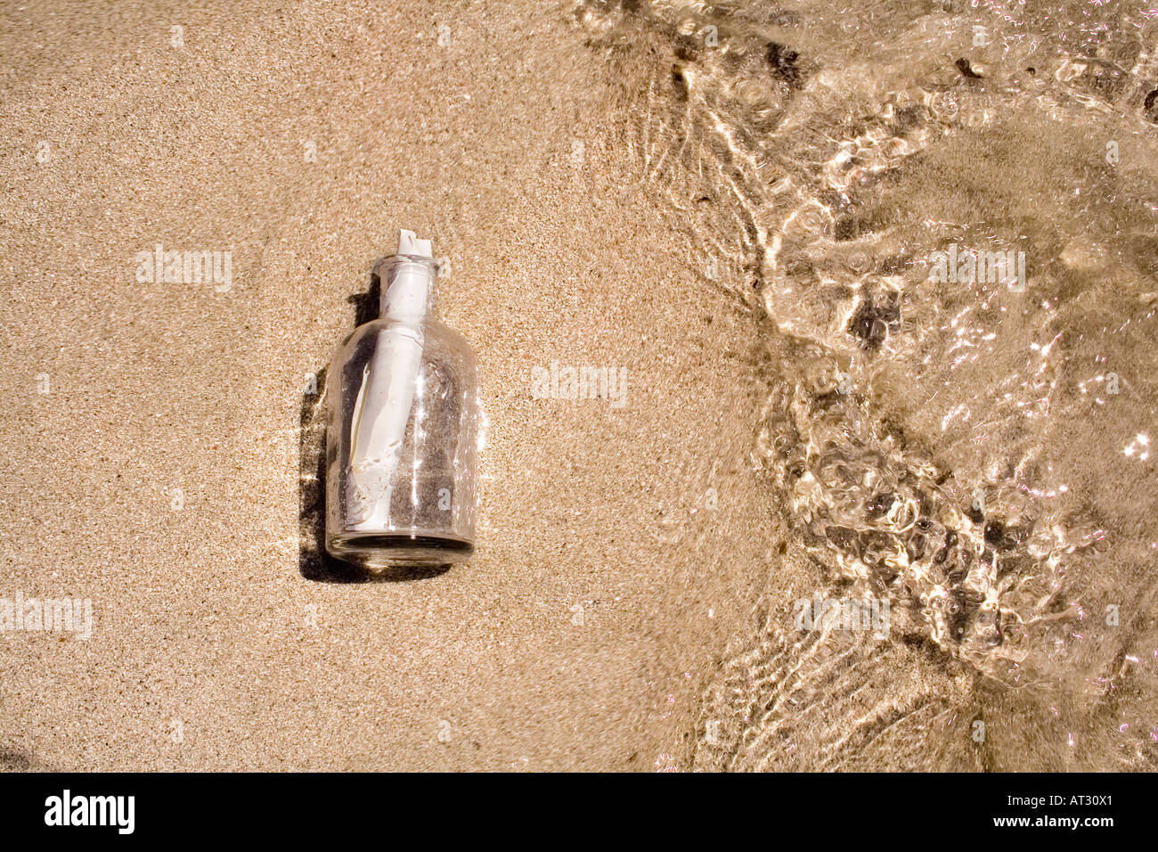 Message en bouteille échoués sur la plage Banque D'Images