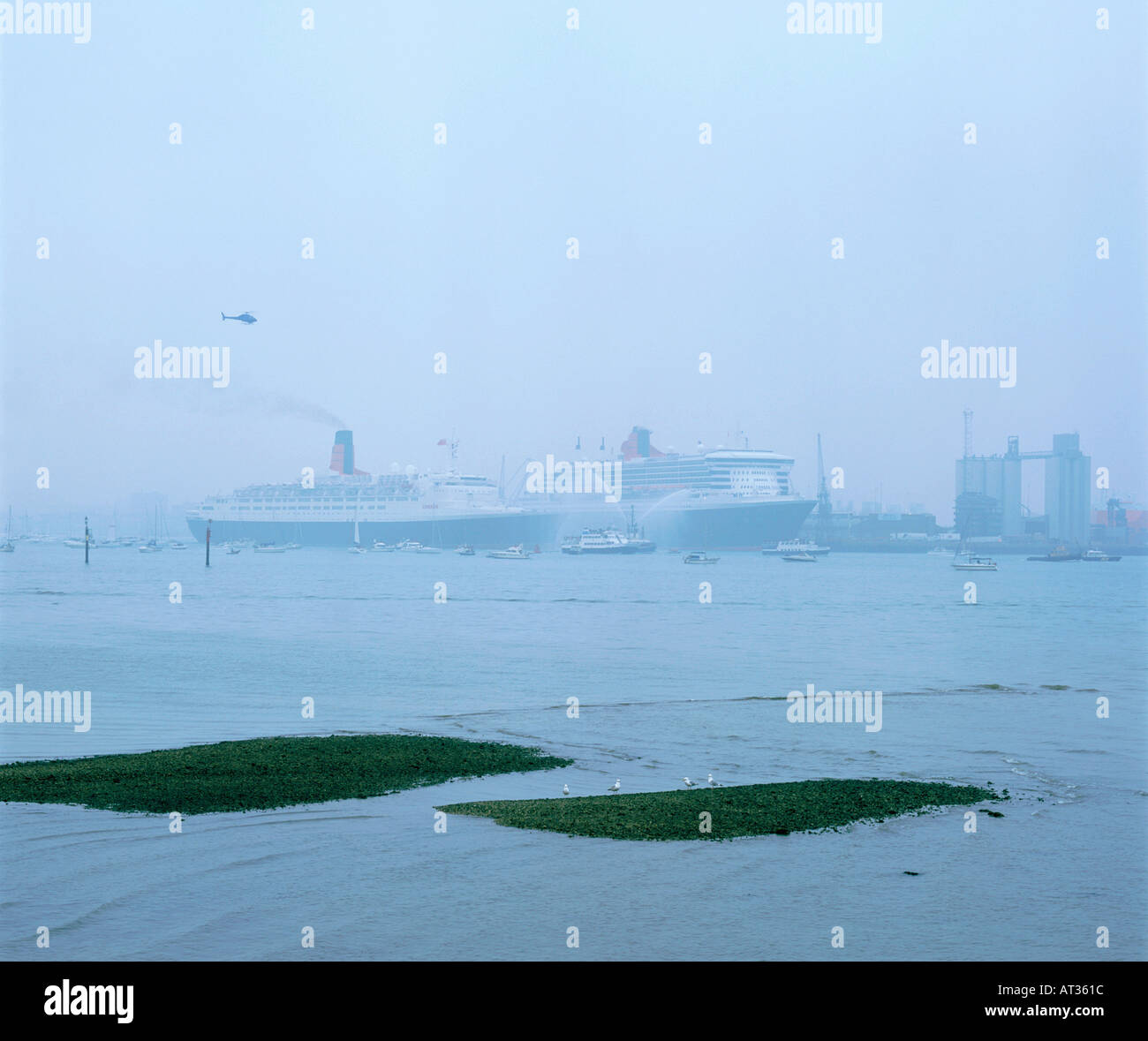 Queen Mary 2 avec la reine Elizabeth 2 mai 2004 Southampton Banque D'Images