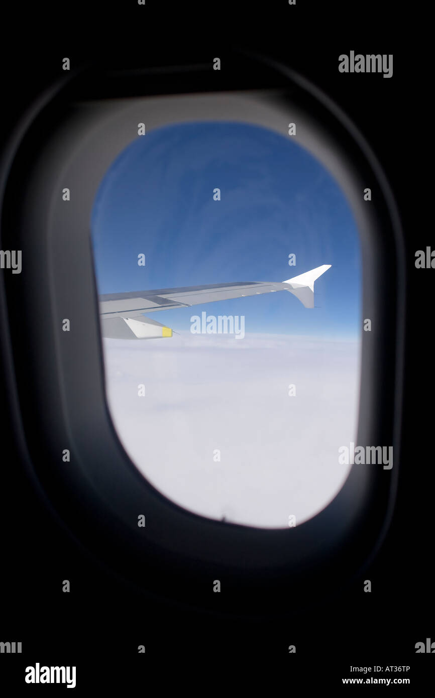 Assis dans un siège de fenêtre d'un avion de ligne Airbus A320 et à la recherche à l'aile droite et de winglet. Banque D'Images