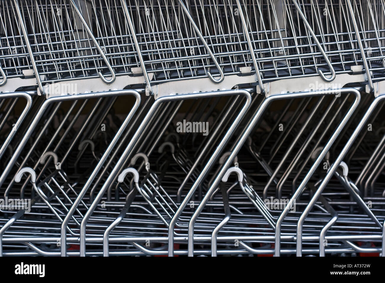 Une vue détaillée de caddies empilés dans une rangée à l'extérieur d'un supermarché Banque D'Images