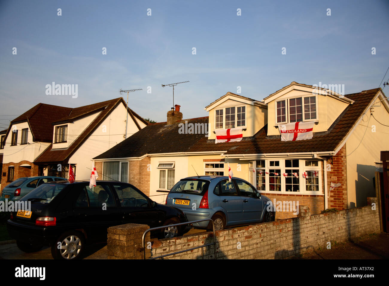 Drapeaux ornant l'Angleterre et des voitures, Maison du Monde de Football 2006, Wickford, Essex Banque D'Images