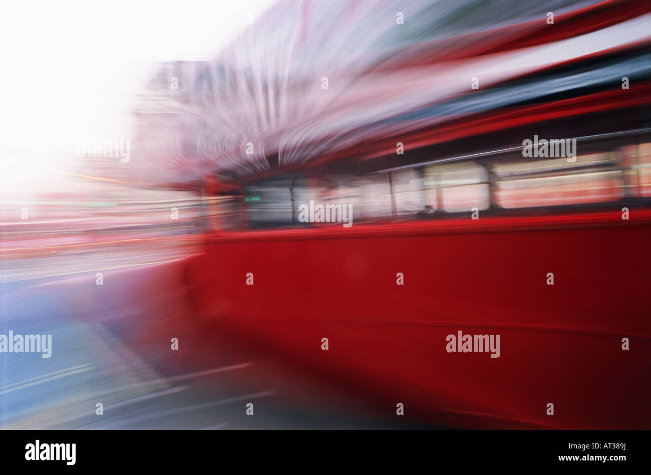 Un bus de Londres rouge en mouvement Banque D'Images