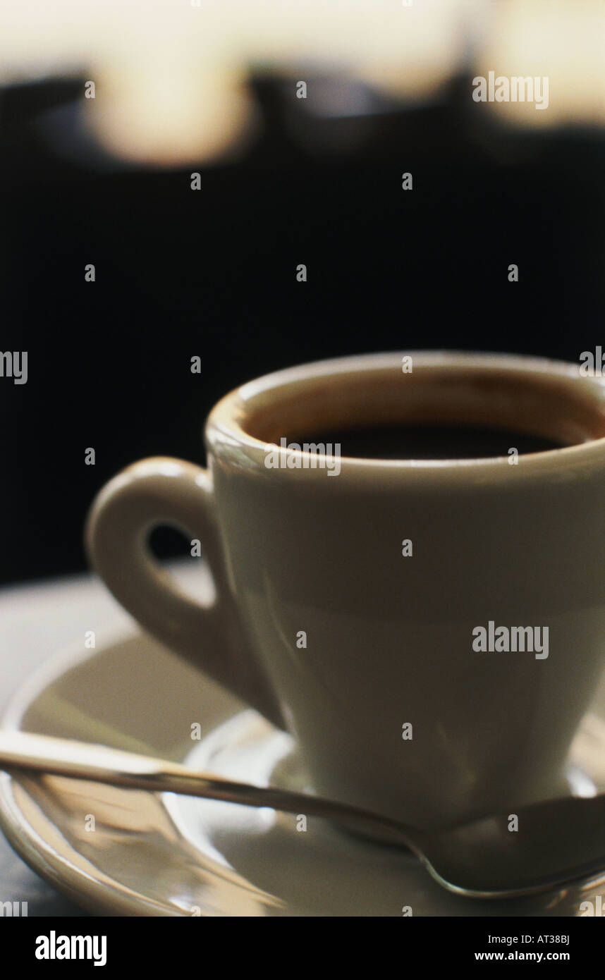 Une tasse de café et une cuillère en argent Banque D'Images