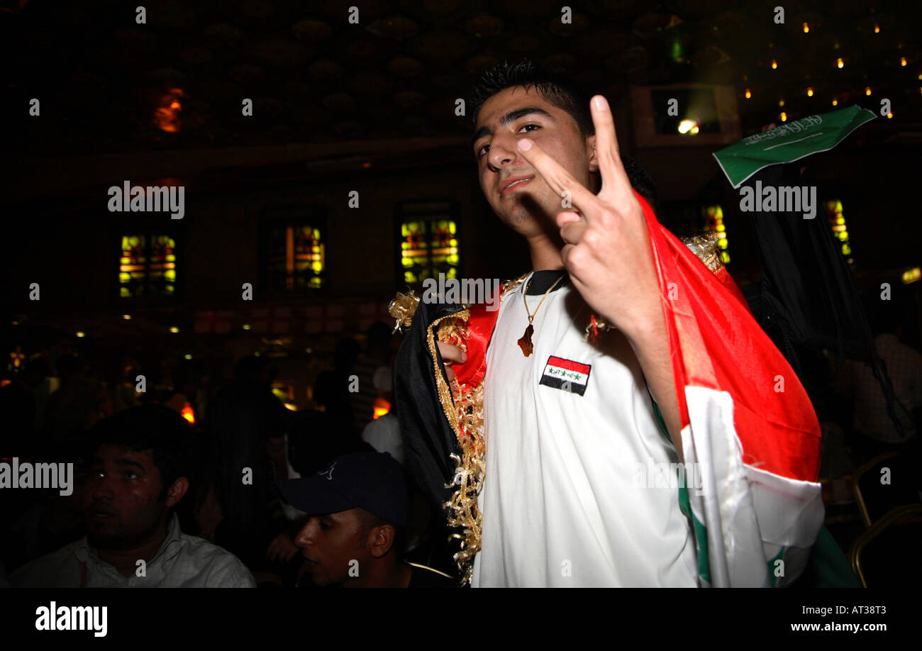 Ventilateur de l'Arabie saoudite donne la victoire saluer après le tirage contre la Tunisie en Coupe du Monde 2006, Marimar Restaurant, Edgware Rd, Londres Banque D'Images