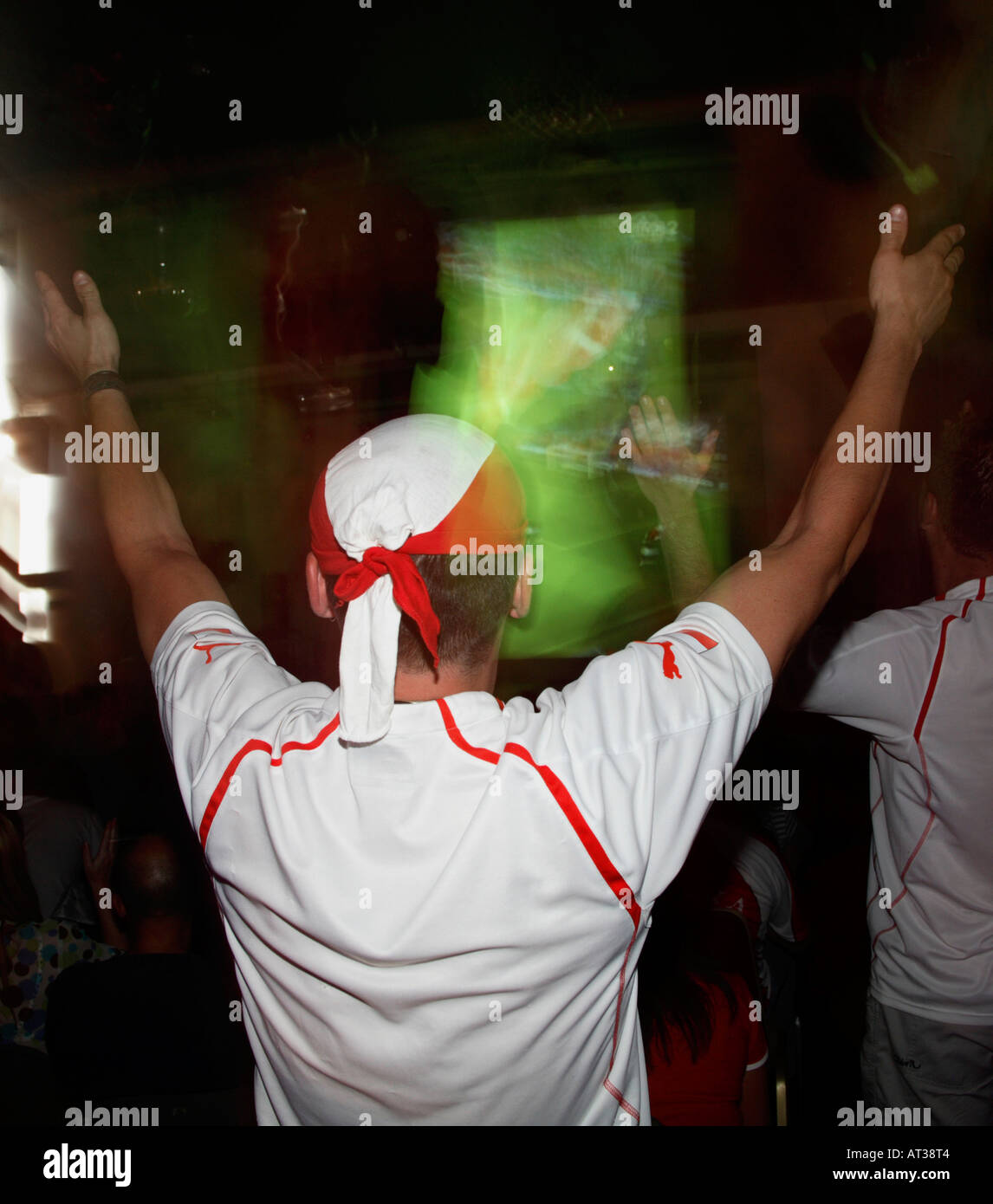 Partisan polonais saluant son équipe contre l'Allemagne en Coupe du Monde 2006, White Eagles Club, Londres Banque D'Images