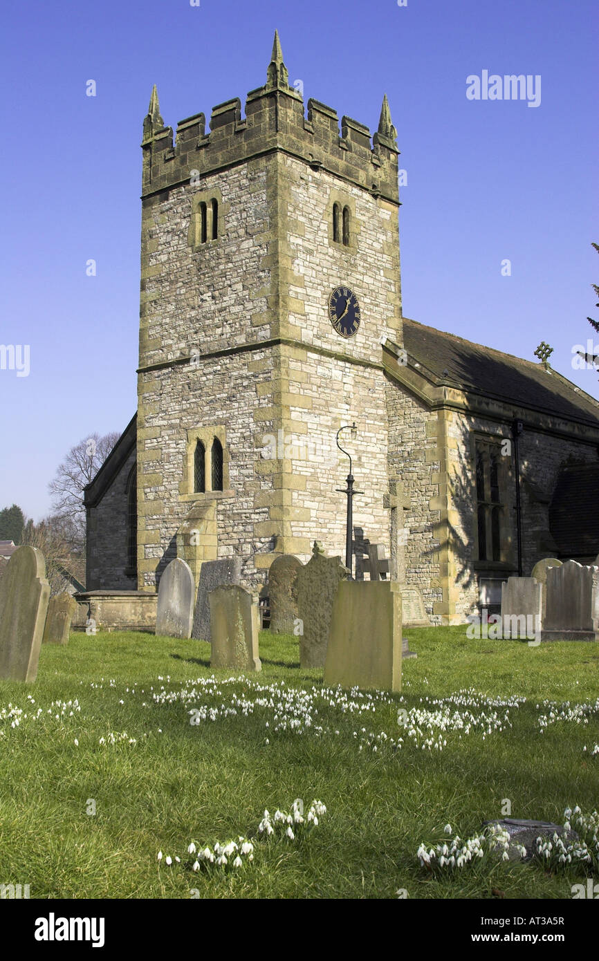L'église du village à Ashton sur l'eau, Derbyshire, Angleterre Banque D'Images