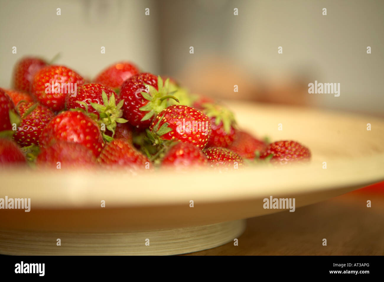 Les fraises dans un plat en bambou Banque D'Images