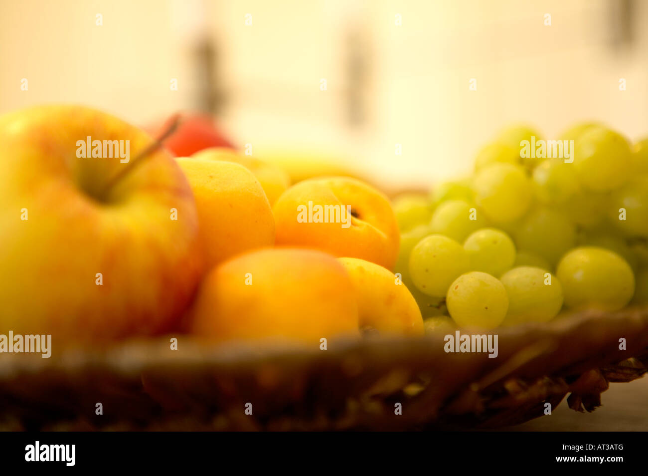 Un panier de fruits sur une table, close-up Banque D'Images