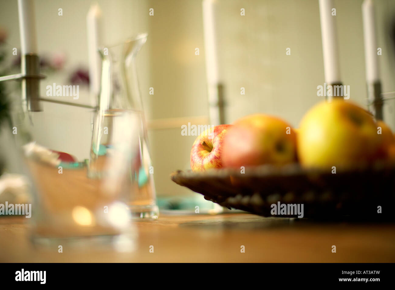 Verres et bol de fruits sur une table Banque D'Images