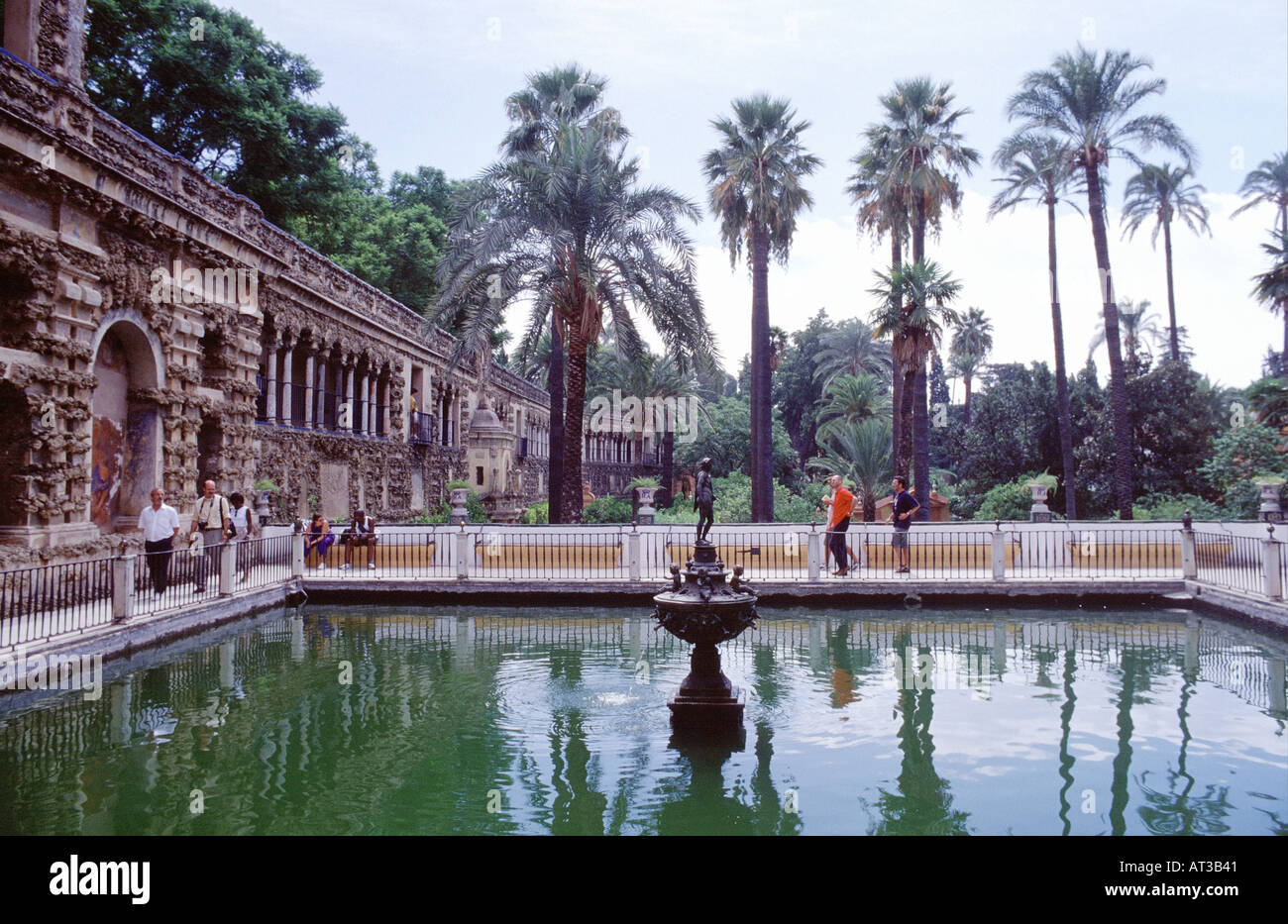 Les touristes marchant dans les jardins du palais de l'Alcazar de Séville Andalousie Espagne Reales Alcazares Banque D'Images