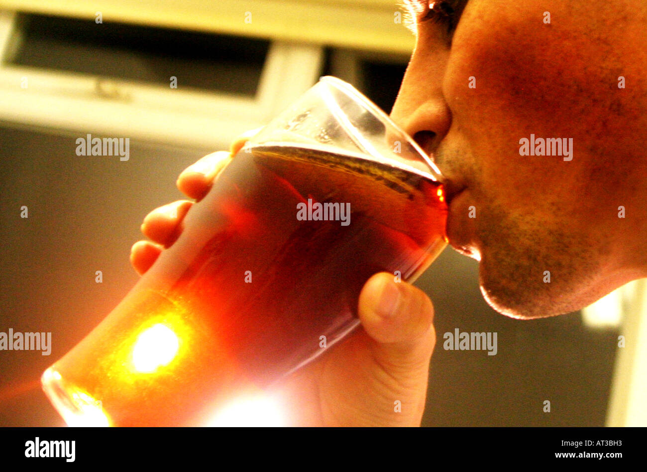 L'homme de boire une pinte de bière Banque D'Images