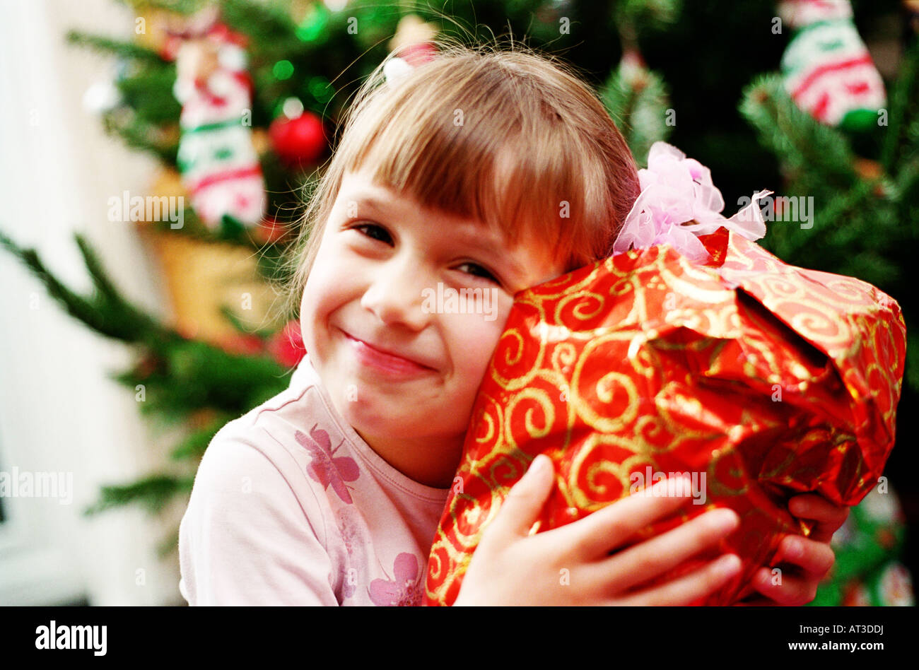 A girl holding a Christmas present Banque D'Images