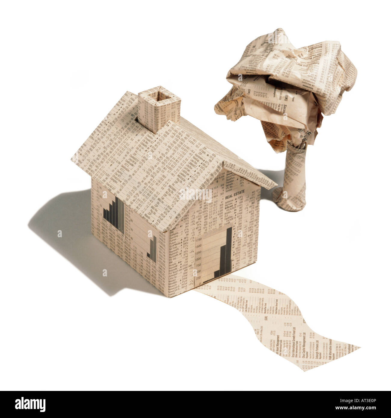 L'origami d'une maison et le jardin fabriqués à partir d'un journal financier Banque D'Images
