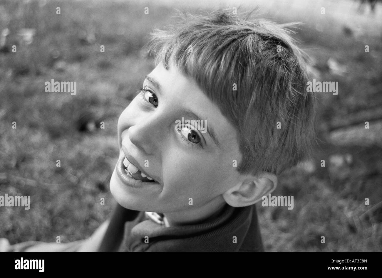 Un portrait d'un garçon à la caméra jusqu'à Banque D'Images