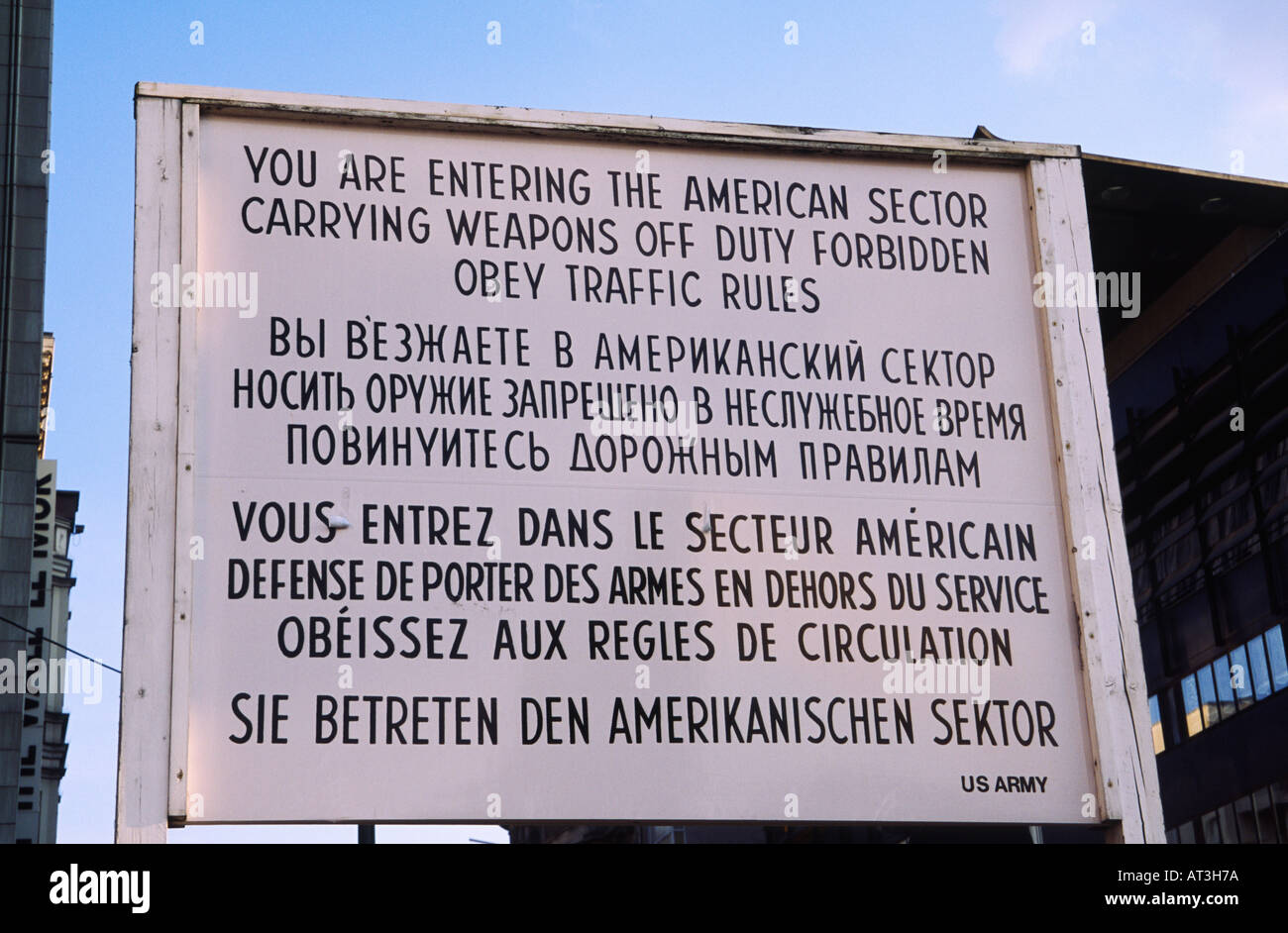L'entrée du secteur américain de signer le Checkpoint Charlie Friedrichstrasse Berlin Allemagne Banque D'Images