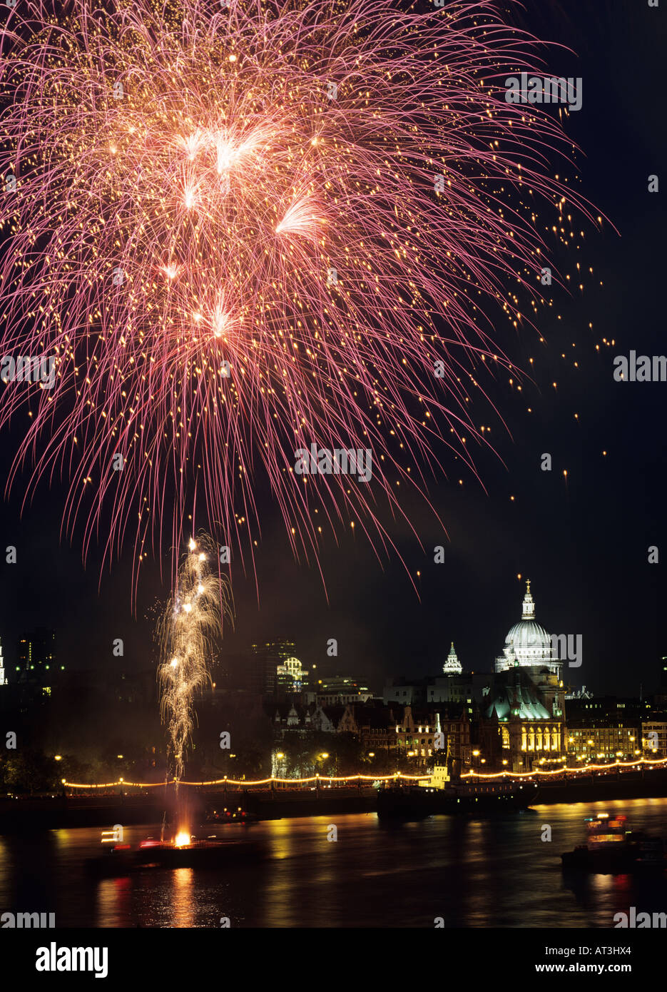 D'artifice sur la rivière Thames London England UK Banque D'Images