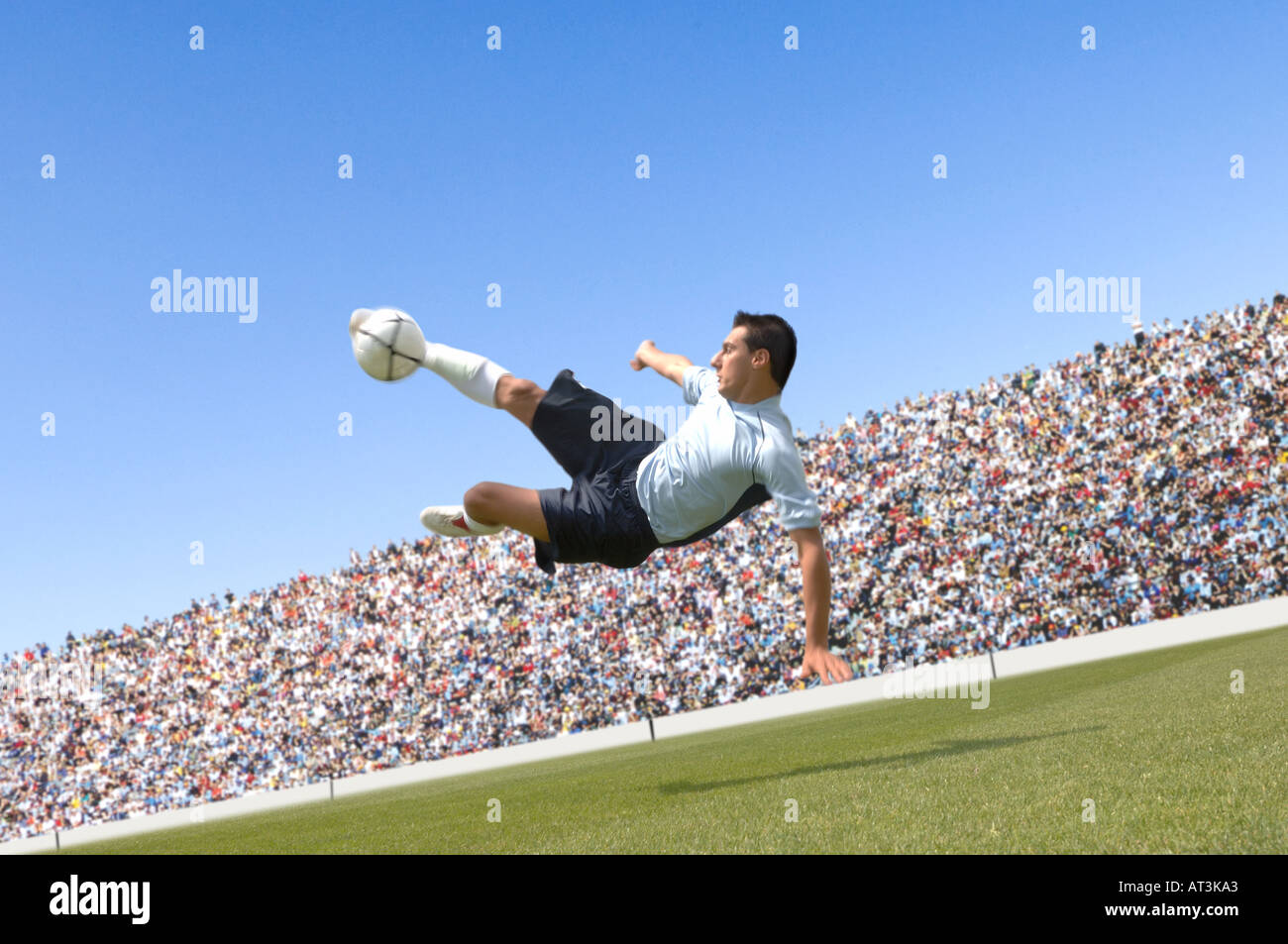 Joueur de football faisant scissor kick Banque D'Images