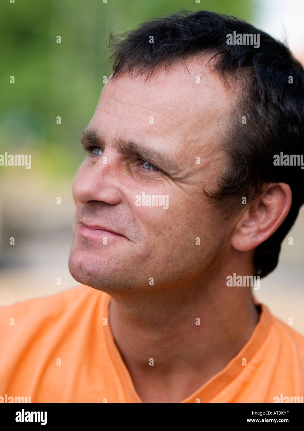 Parution modèle portrait d'un homme dans une orange T shirt extérieur en été Banque D'Images