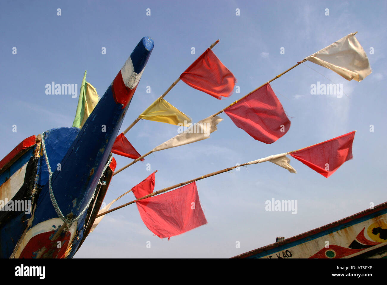 La Gambie Gunjur bouée de pêche drapeaux et peint proue de pirogue bateau de pêche Banque D'Images