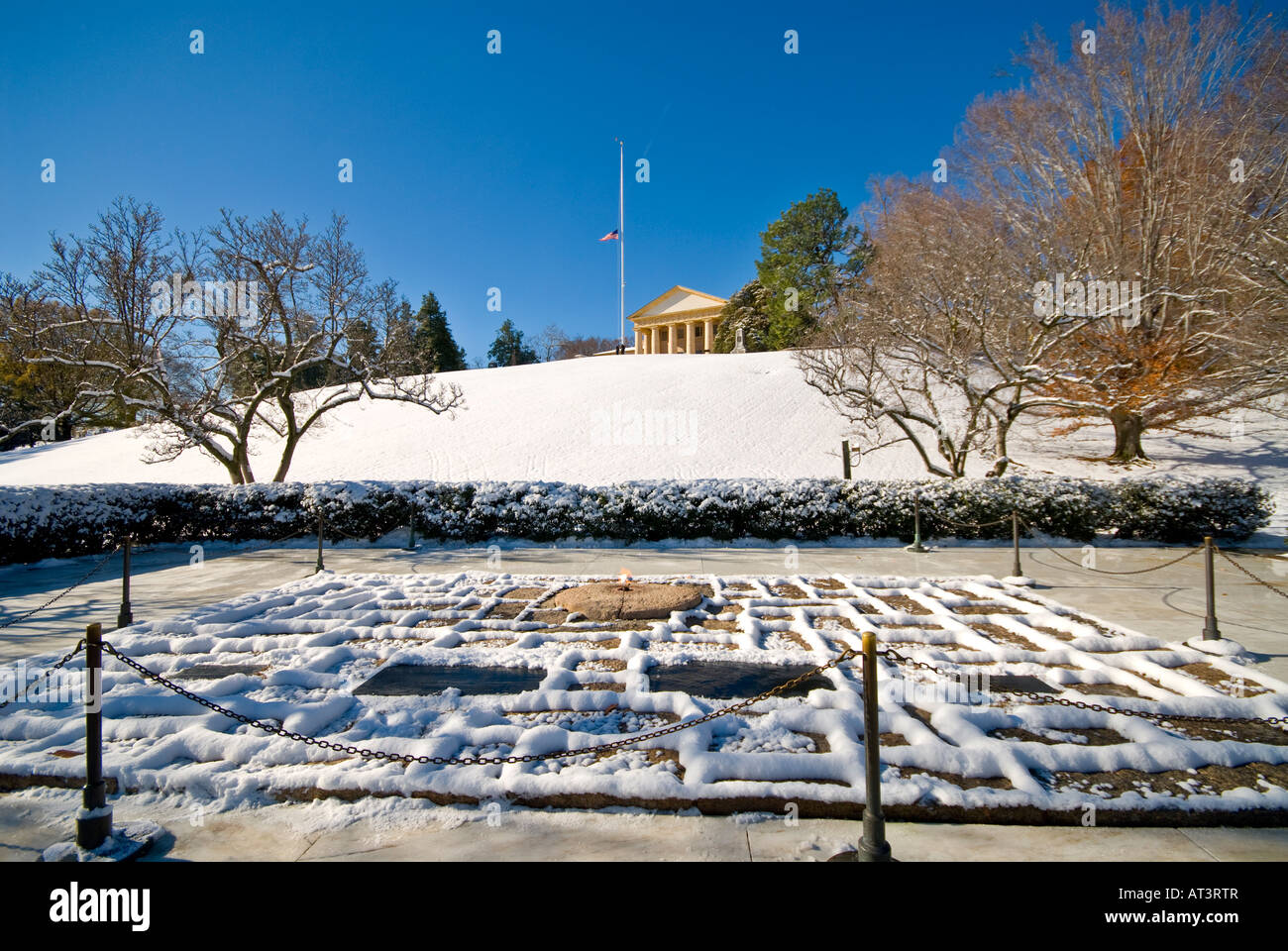 John F. Kennedy tombe avec Arlington House (savez également comme Custis-Lee Mansion) dans l'arrière-plan au cimetière national d'Arlington, Washington DC Banque D'Images