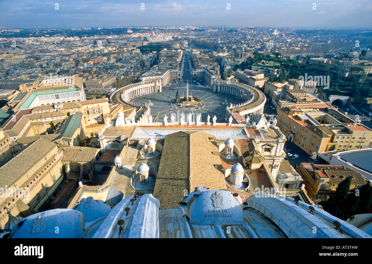 Rome Cityscape from St Pierre's Basilica Dôme Cité du Vatican // VATICAN CITY, Rome, Italy — vue de Rome Cityscape depuis le dôme de la Basilique Pierre. La vue panoramique met en valeur l'architecture historique de la ville éternelle, avec des monuments anciens et des dômes baroques ponctuant le paysage urbain. Banque D'Images