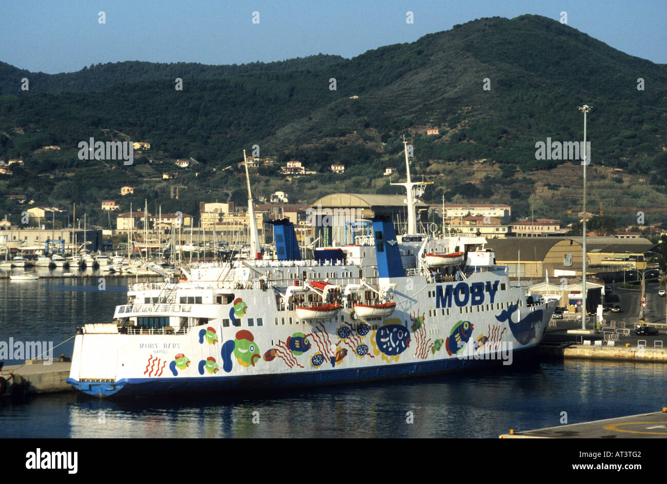 Décorée dans des couleurs vives, ferry boat dans le port de l'île d'Elbe Italie.Ponteferraio Banque D'Images