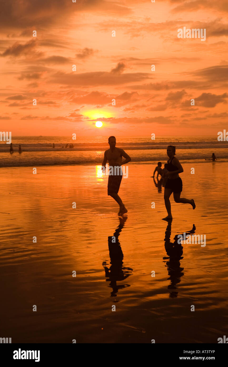 Costa Rica jogging dominical le long bord de l'eau au coucher du soleil Banque D'Images