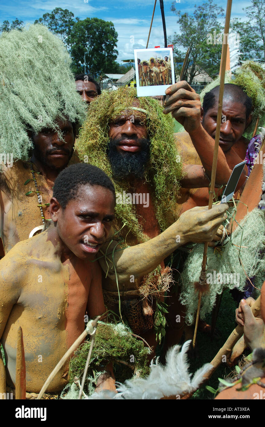 Chef chef chef de la tribu homme mousse Goroka show PNG et photo Polaroid qui lui ont été données par le photographe doug Steley Banque D'Images