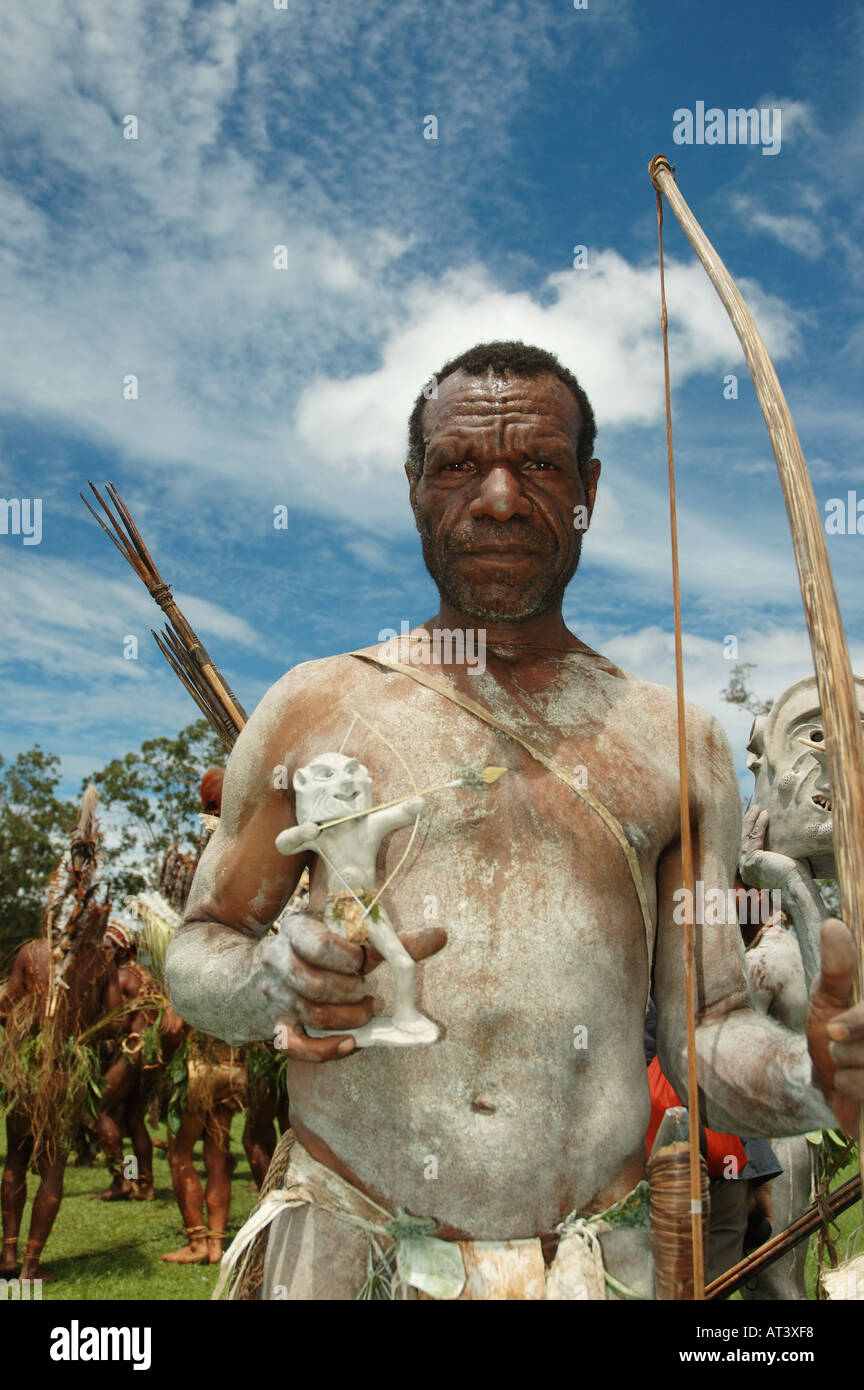Mudmen holding lances et flèches arc à vendre statue mudmen Goroka show sing sing Banque D'Images