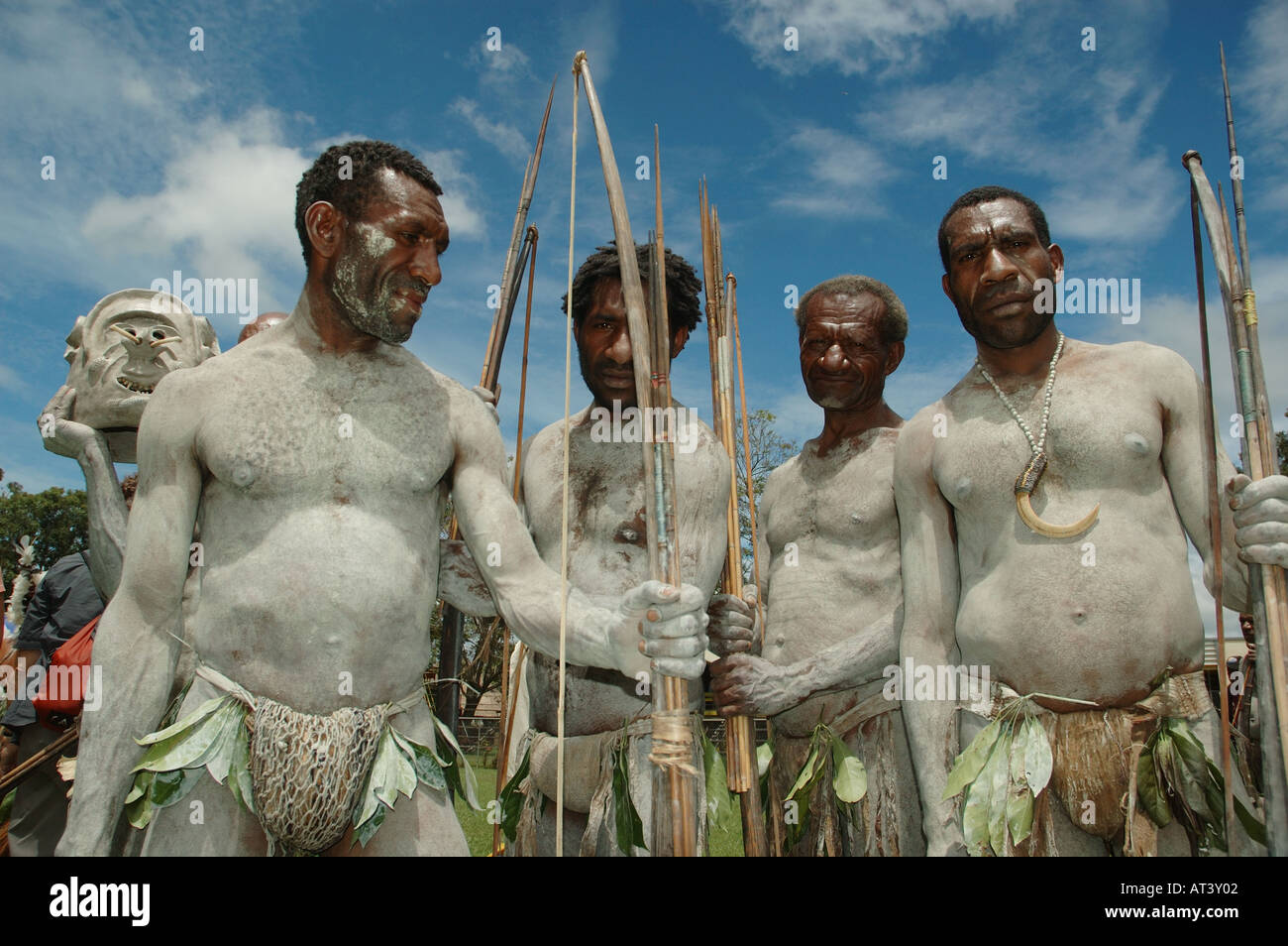 Mudmen holding flèches arc spears et masque mudmen Goroka show sing sing Banque D'Images