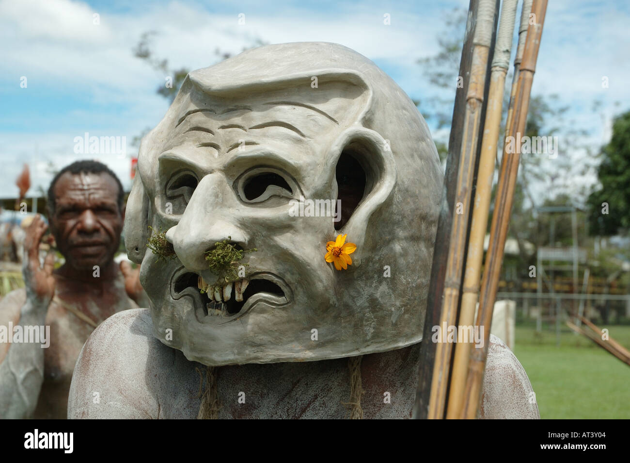 Mudmen holding flèches arc spears et masque mudmen Goroka show sing sing Banque D'Images