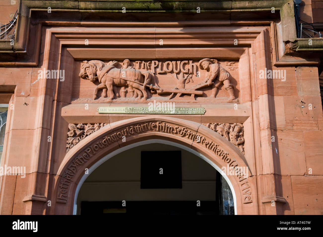 La sculpture au-dessus de la porte de la charrue. Heaton Moor, Stockport, Greater Manchester, Royaume-Uni. Banque D'Images