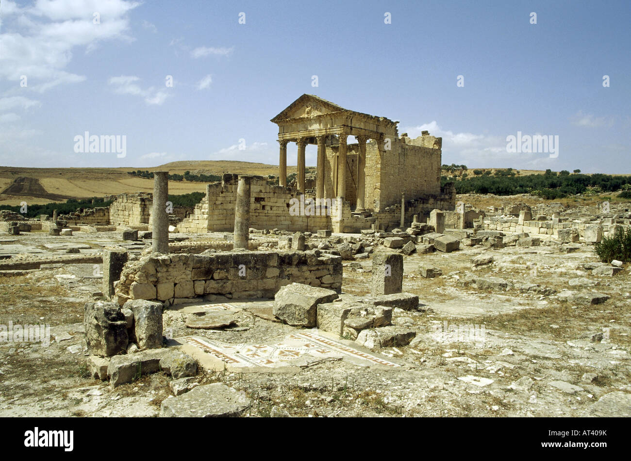 Géographie / voyages, Tunisie, Dougga, vue sur le capitol, UNESCO, site du patrimoine mondial, , Banque D'Images