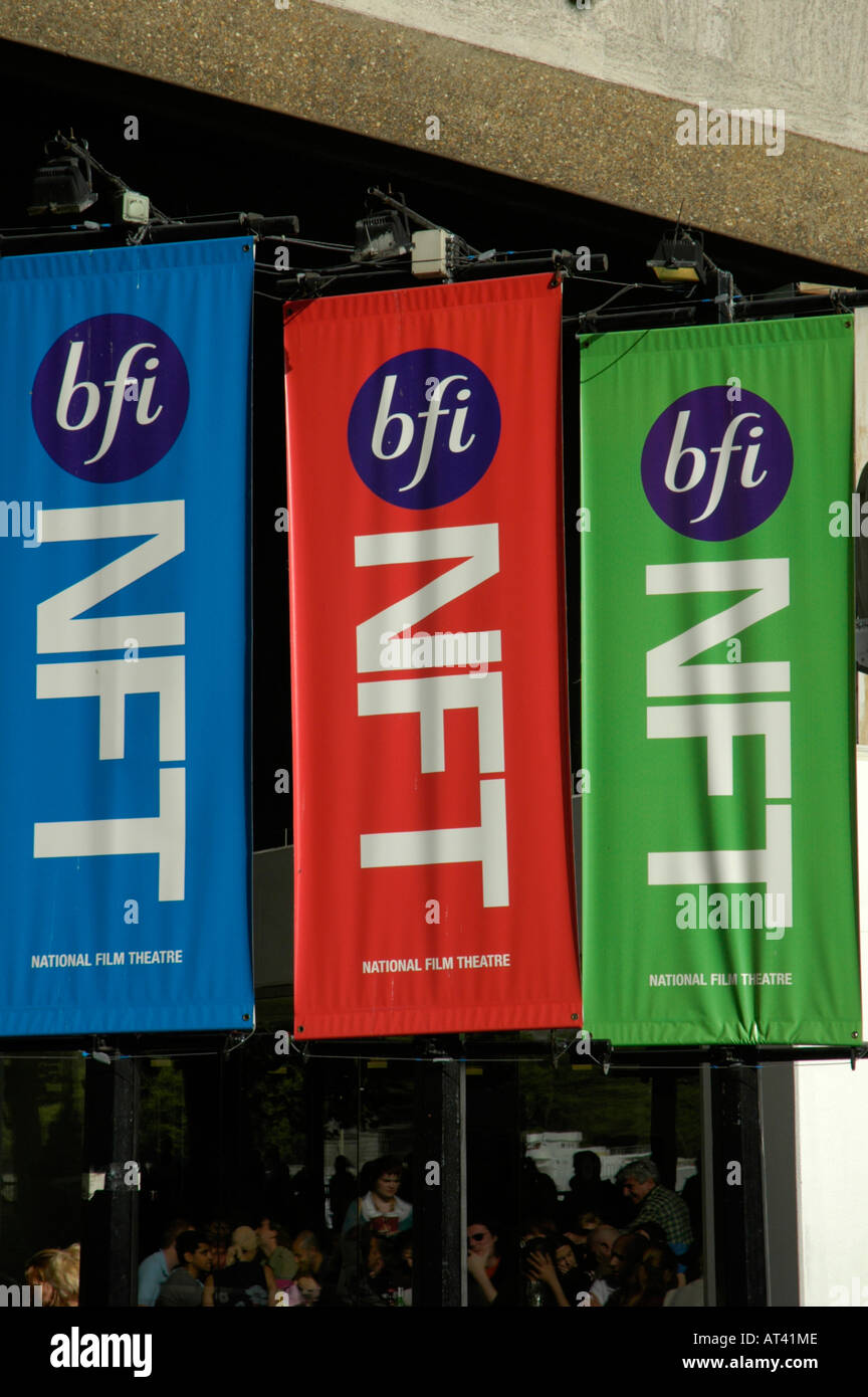 Drapeaux de couleur publicité le National Film Theatre TVN et British Film Institute au South Bank London England Banque D'Images
