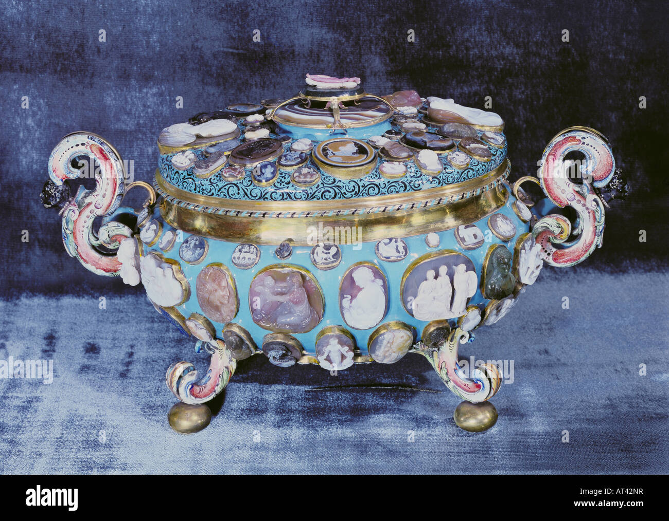 Beaux-arts, pièce centrale, l'or terrine avec de l'émail, de l'agate et de camées, vers 1650, hauteur 36,4 cm, château de Rosenborg, Copenhague, l'artiste n'a pas d'auteur pour être effacé Banque D'Images