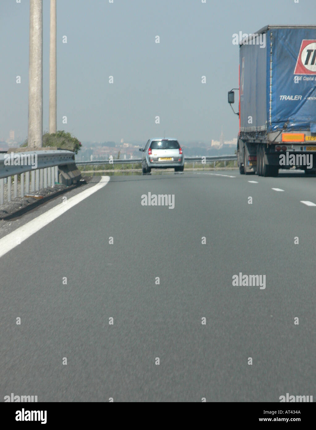 Location de dépasser un camion roulant sur une autoroute en France Banque D'Images