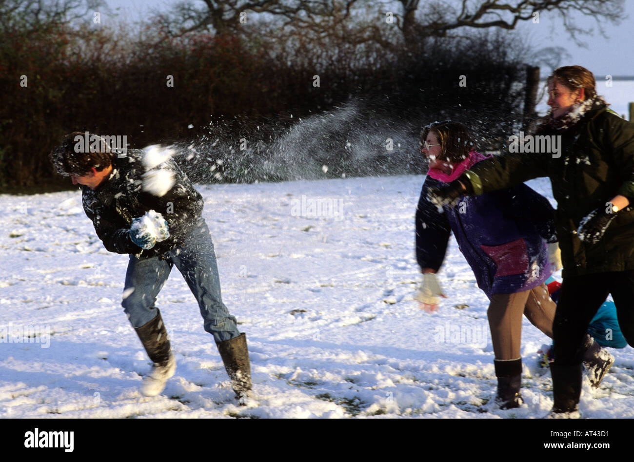 Les personnes ayant en bataille de boules de neige de l'hiver yorkshire uk Banque D'Images