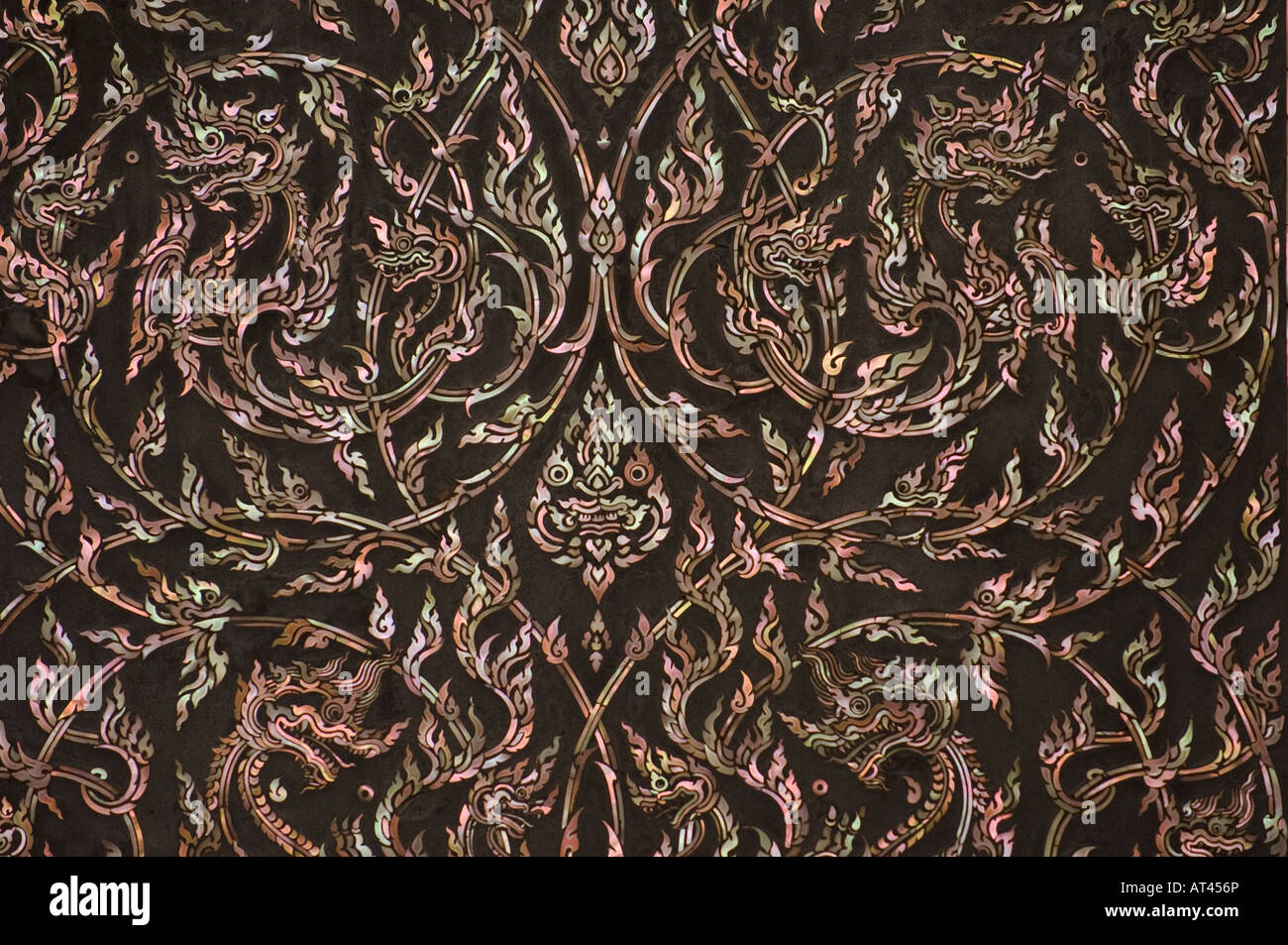 Motif dragon mythique sur le mur à la base du Grand Palace Bangkok Thaïlande Banque D'Images