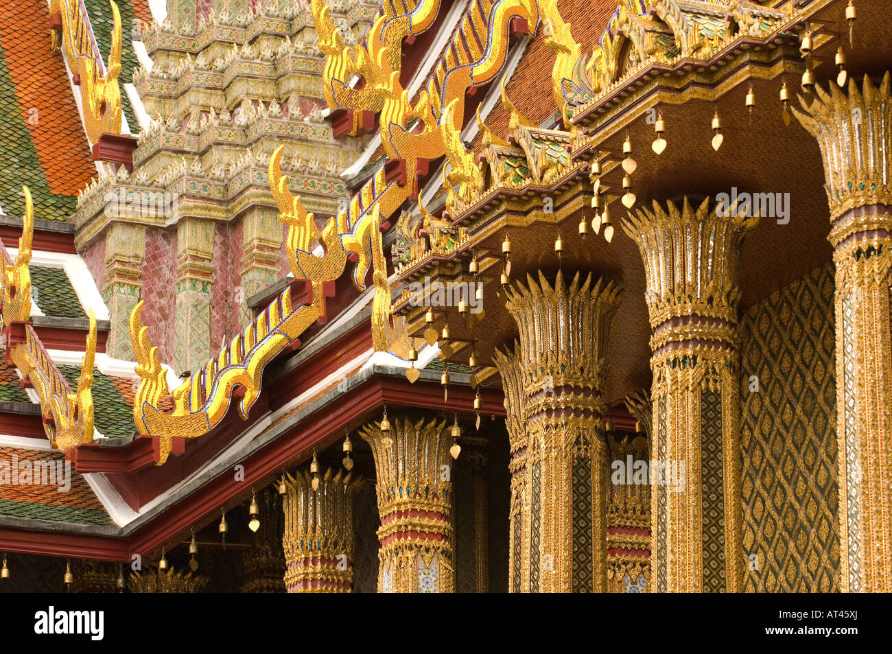 Incrusté de mosaïque mur de la phra Mondop bâtiment bibliothèque sur le terrain du Grand Palace Bangkok Thaïlande Banque D'Images