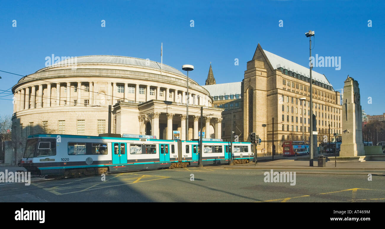 Métro tram passant la bibliothèque centrale de Manchester Banque D'Images