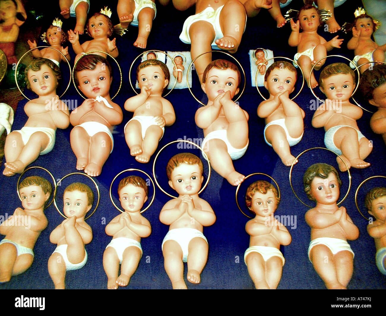 Des poupées en plastique enfant Jésus sur l'affichage dans la fenêtre de la boutique de souvenirs religieux à Madrid Espagne Banque D'Images