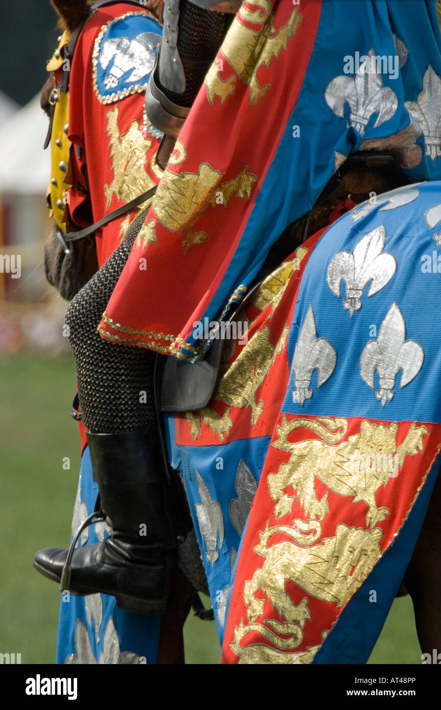 Chevalier à cheval à un événement de reconstitution médiévale période colorée montrant des armoiries détail Banque D'Images